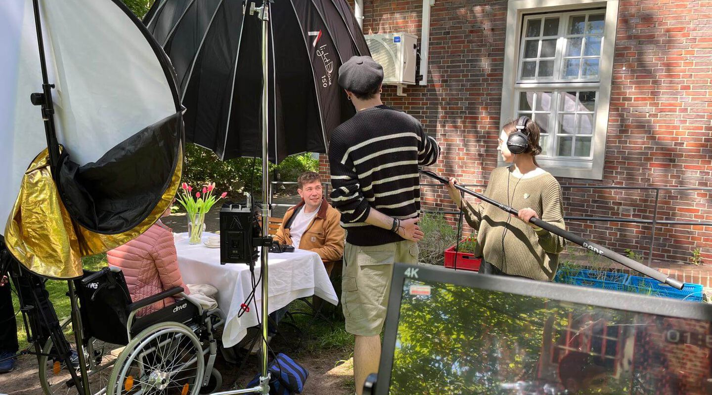 Filmaufnahme im Garten